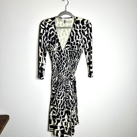 DVF 100% Silk The Diana Wrap Dress Black Geometric Print Buckle V-Neck Sz 8 - Picture 2 of 5